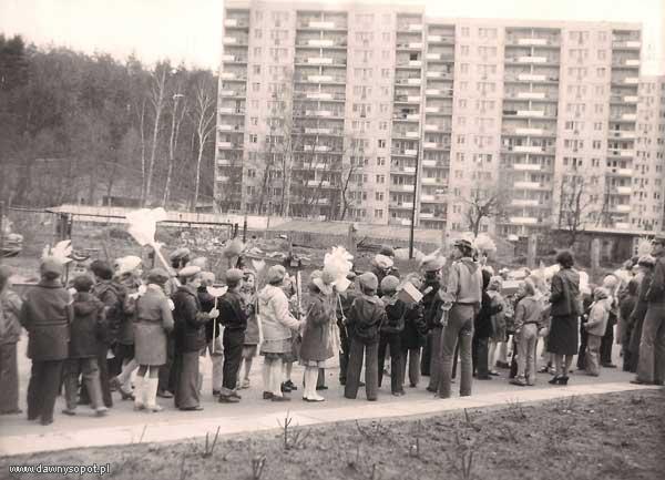 Harcerze przy szkole podstawowej nr 9 w Sopocie, pochód pierwszomajowy,  zdjęcie z ok. 1980 r.  Źródło pochodzenia zdjęcia: Archiwum SP nr 9 w Sopocie. Za: www.dawnysopot.pl.